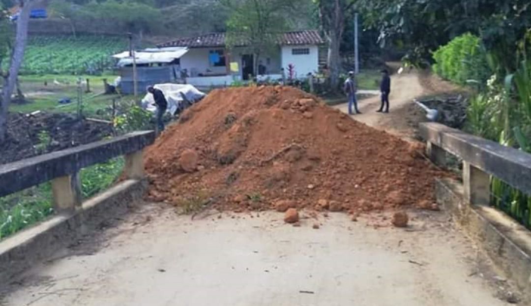 Cerrado acceso vial Mogotes cuarentena COVID-19: Con montañas de tierra cierran vía de acceso a Mogotes