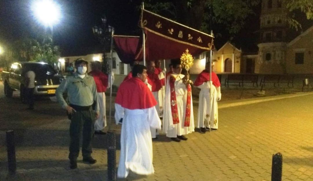 Semana Santa en Mompox: Semana Santa en Mompox paso de estar en la iglesia a las calles
