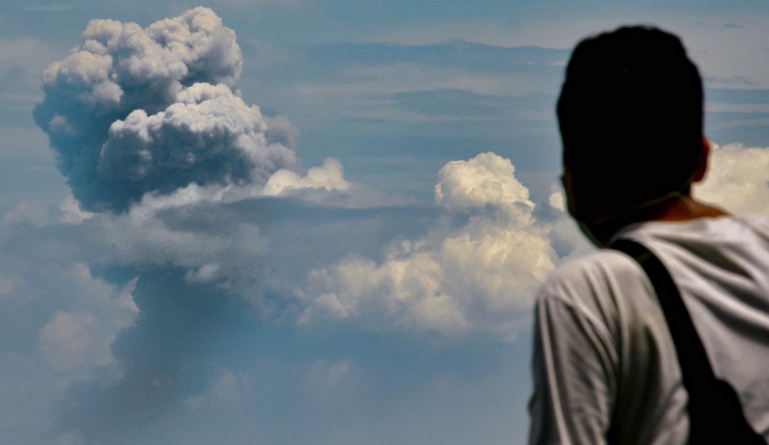 Volcán Krakatoa: El volcán indonesio Krakatoa expulsa nubes de ceniza, humo y magma