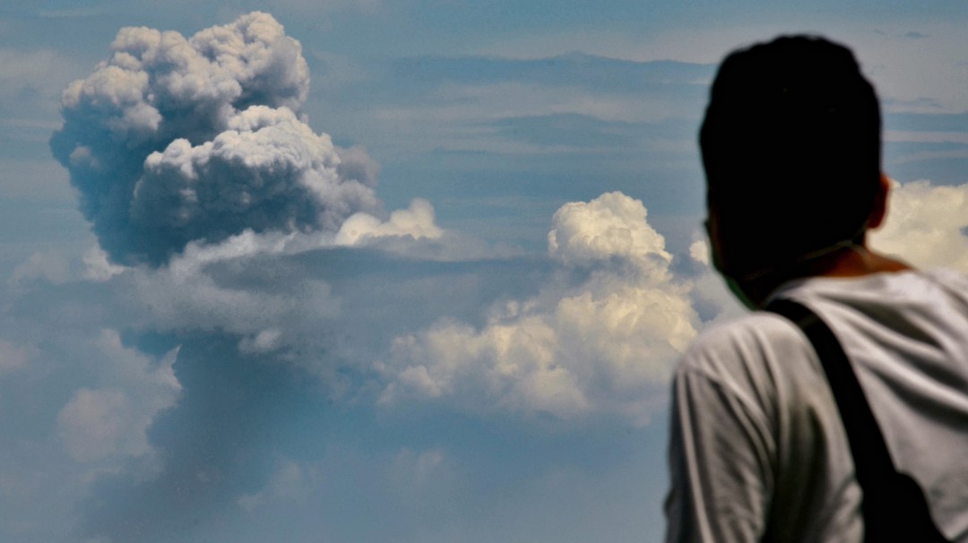 El volcán indonesio Krakatoa expulsa nubes de ceniza, humo y magma