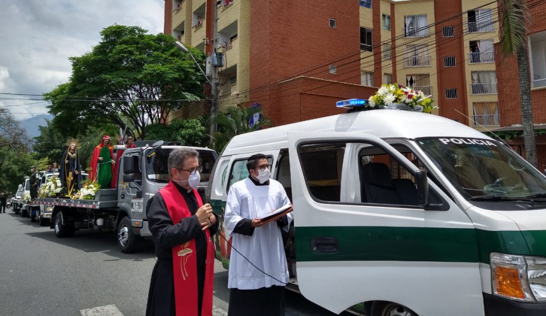 Viacrusis a domilio por cuarentena oblogatorio hizo la policia en Medellín: La Policía llevó el viacrucis del viernes Santo a los barrios de Medellín