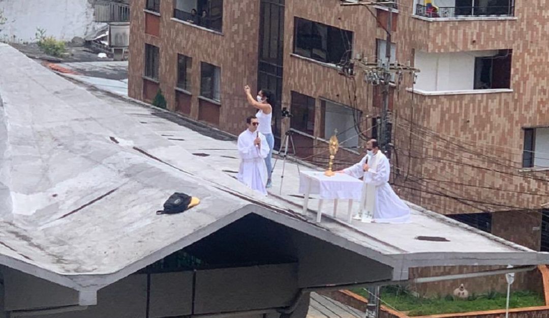 Eucaristía Bucaramanga techo cuarentena oficiar misas: En cuarentena sacerdotes celebran la Eucaristía hasta en los techos