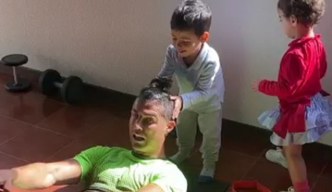 Cristiano entrena en casa hijos: Cristiano Ronaldo se entrena en casa con ayuda de sus hijos