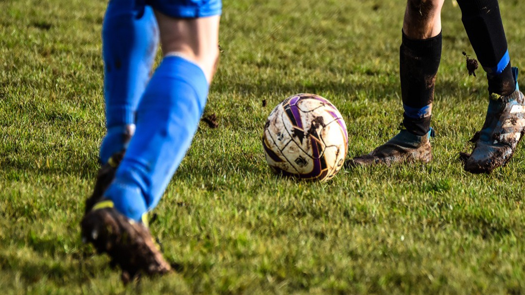 Asegurados 4 hombres que jugaban fútbol durante el aislamiento obligatorio