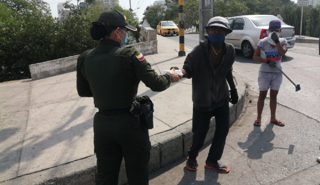 Policía en Cartagena: En Cartagena, Policía entrega almuerzos a habitantes de calle
