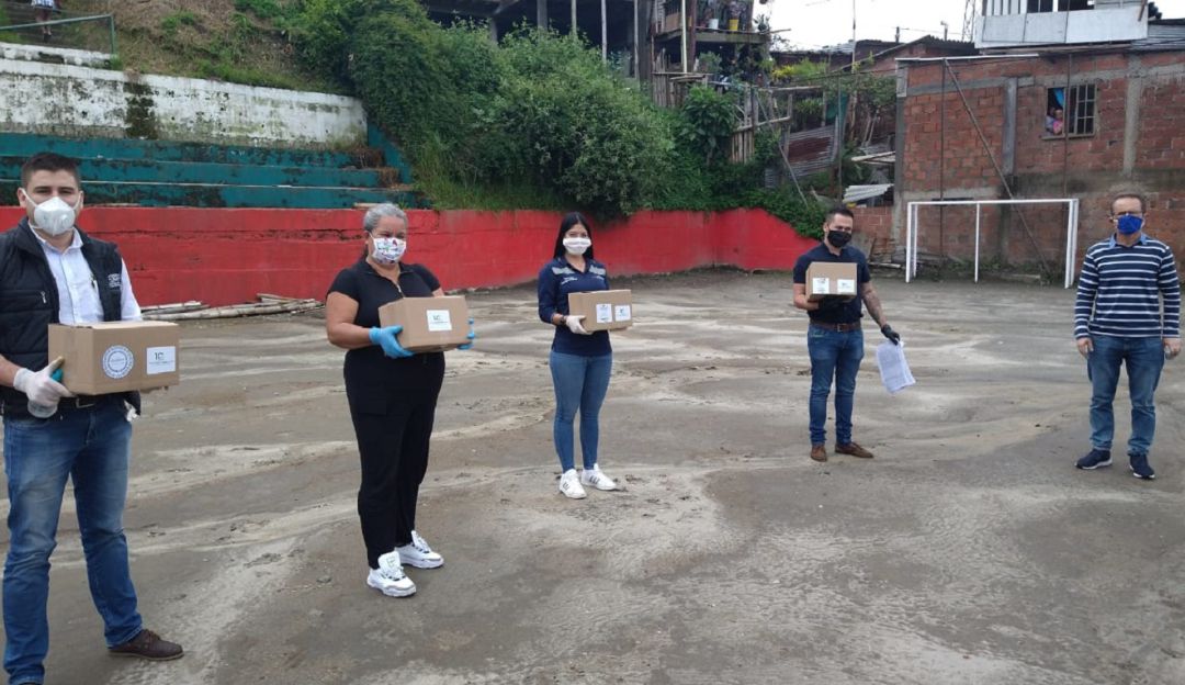Entrega de ayudas humanitarias por COVID-19