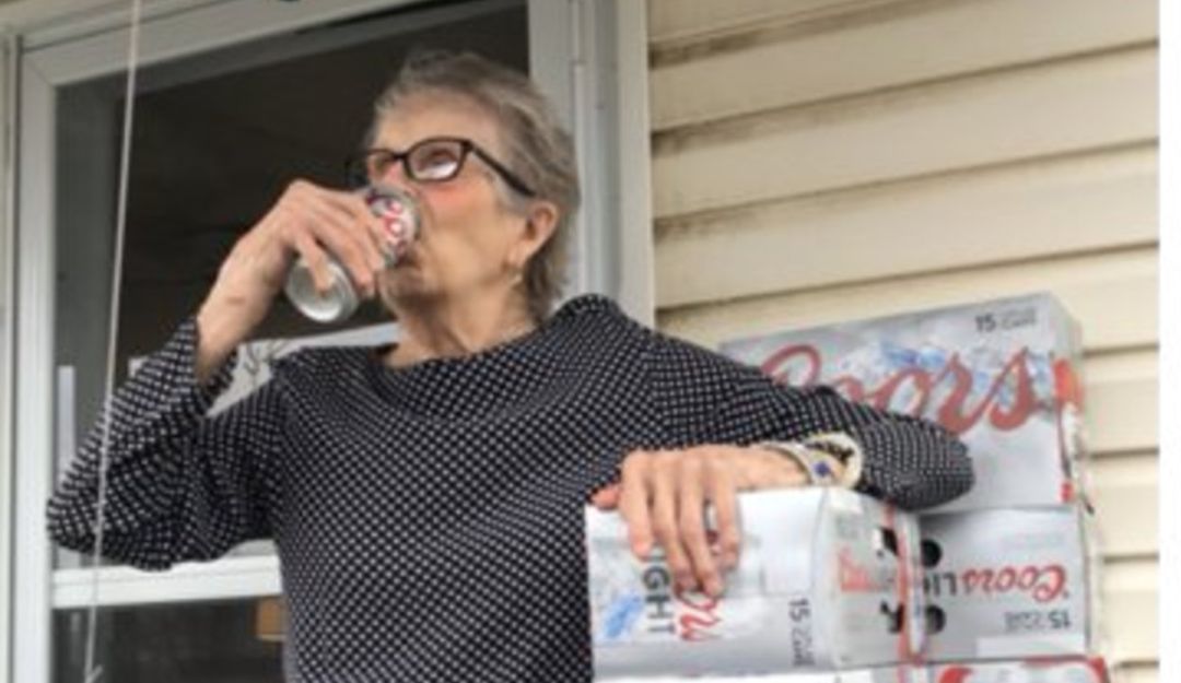 Noticias curiosas de la cuarentena: Anciana pidió cerveza para la cuarentena y fabrica le regala 150 latas