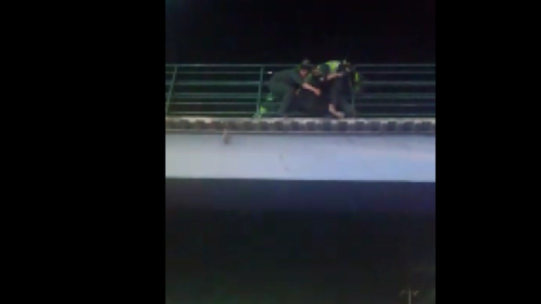 En Cartagena, rescatan a joven cuando pretendía lanzarse de un puente