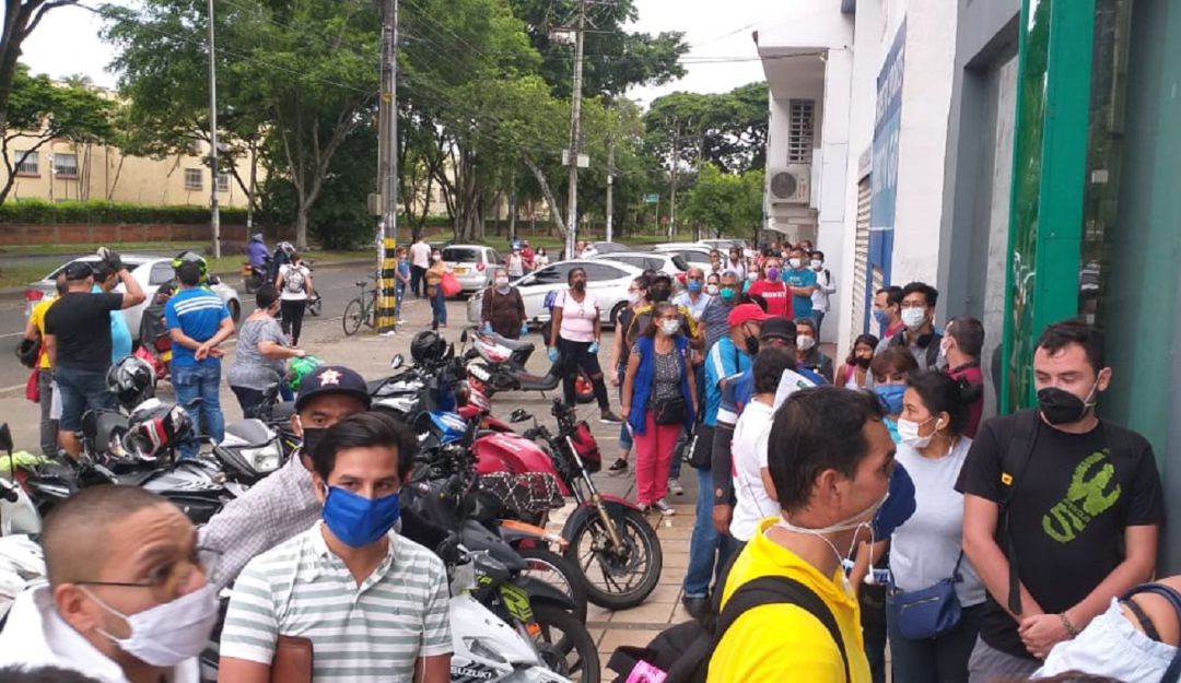 Entrega de medicamentos: Filas interminables para reclamar medicamentos