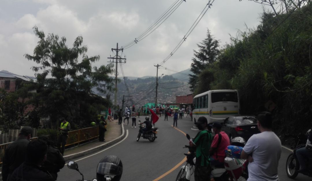 Bloquean vía a Santa Elena protestando por comida: Bloquean vía a Santa Elena protestando por comida