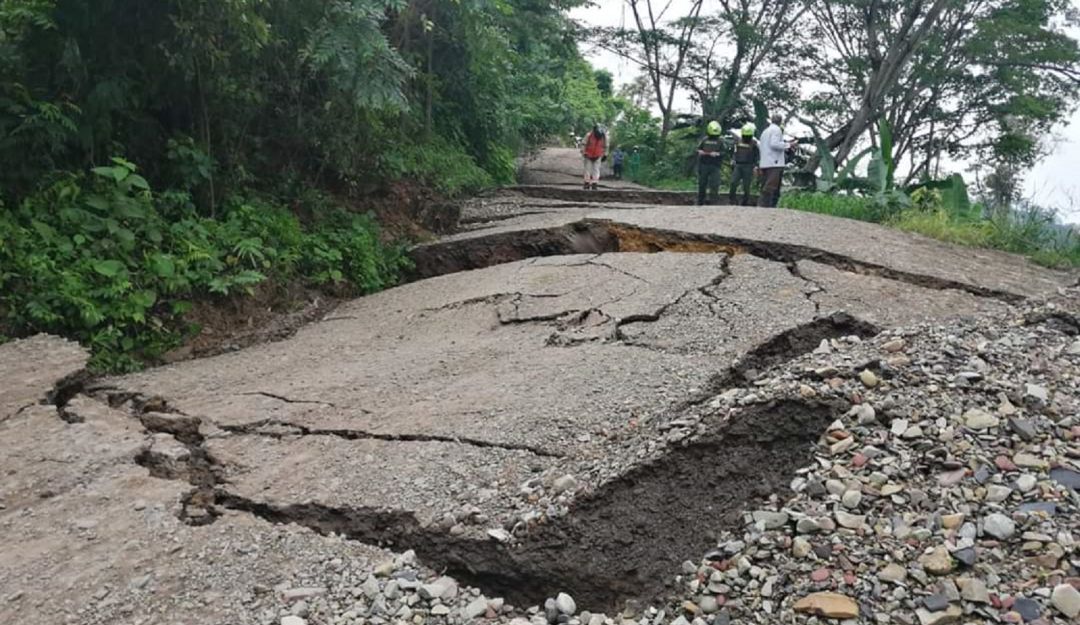 Bucaramanga grietas vias San Vicente Bucaramanga calzada: VIDEO: Grietas en la vía incomunican a San Vicente de Chucurí