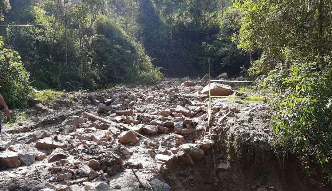 Bucaramanga vía Curos - Málaga lluvias avalancha piedras no hay paso: No hay paso en la vía Curos - Málaga