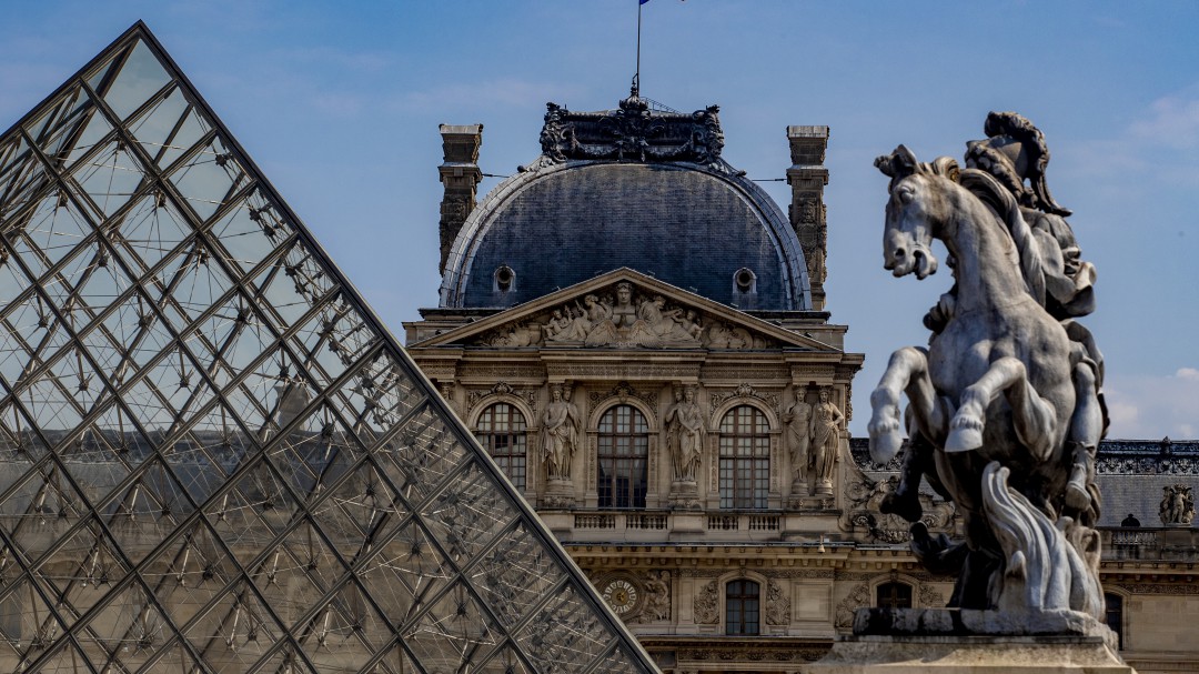 Louvre demanda a Pornhub por recrear obras de arte con estrellas porno