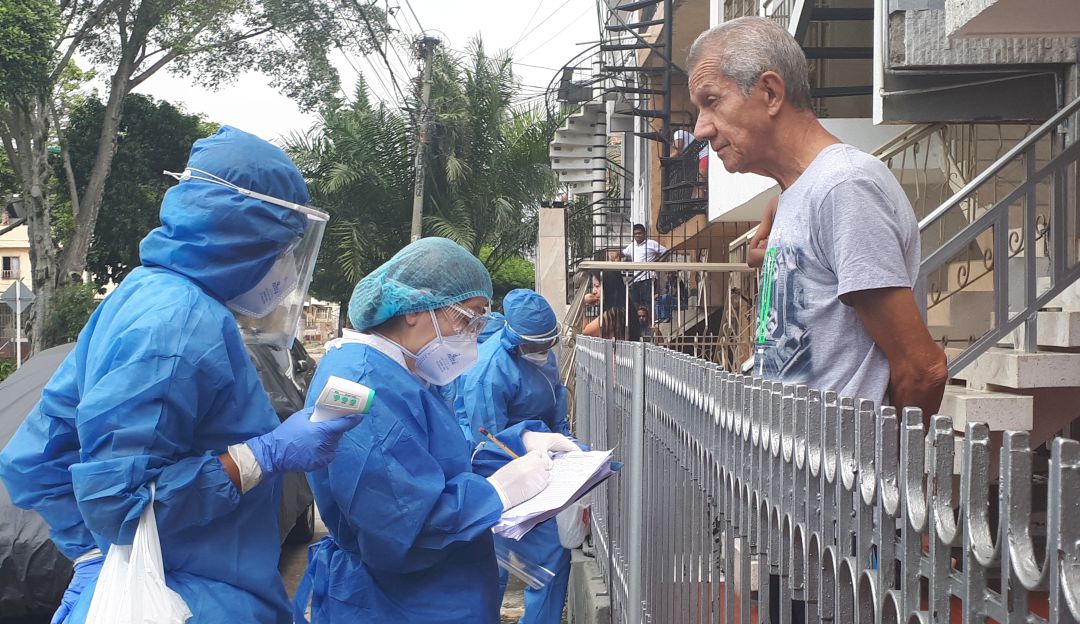 Es el proceso de búsqueda de casos sospechosos de covid-19 en las comunas, puerta a puerta se están realizando tamizajes para descartar o tomar medidas con los casos sospechosos. Todo esto hace parte del plan de acción de Priorización de microterritorios de la Alcaldía de Cali y la Secretaría de Salud