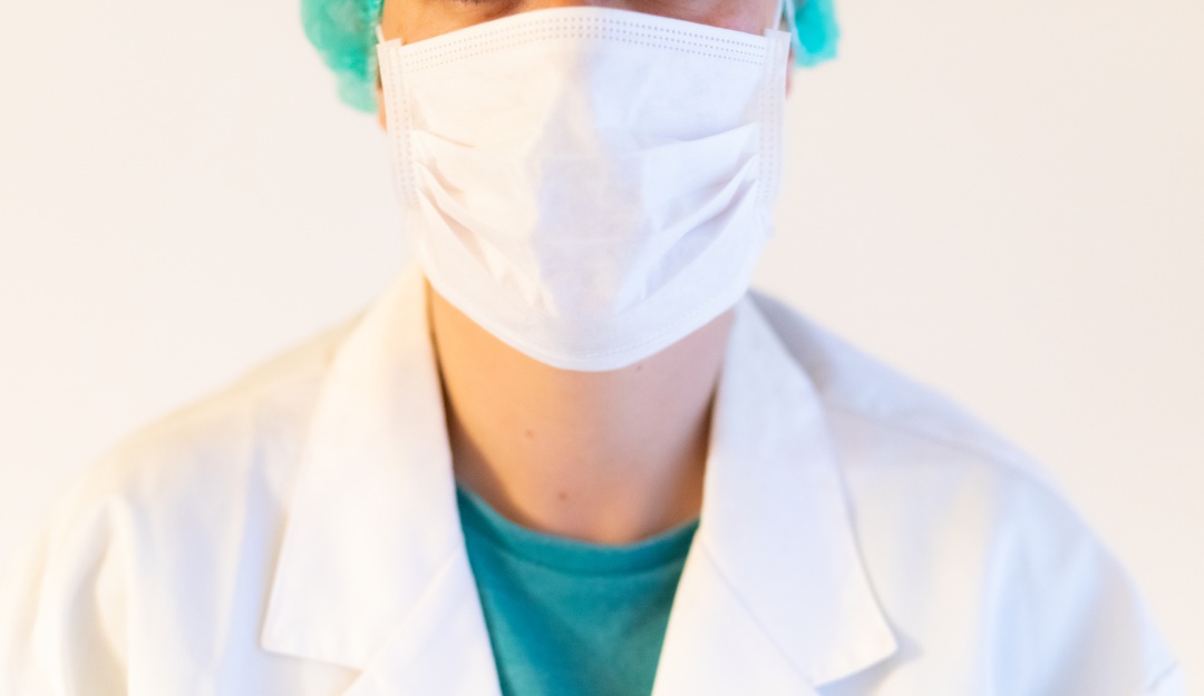 Médico contagiado de COVID-19: Investigan a médico que habría trabajado con COVID-19