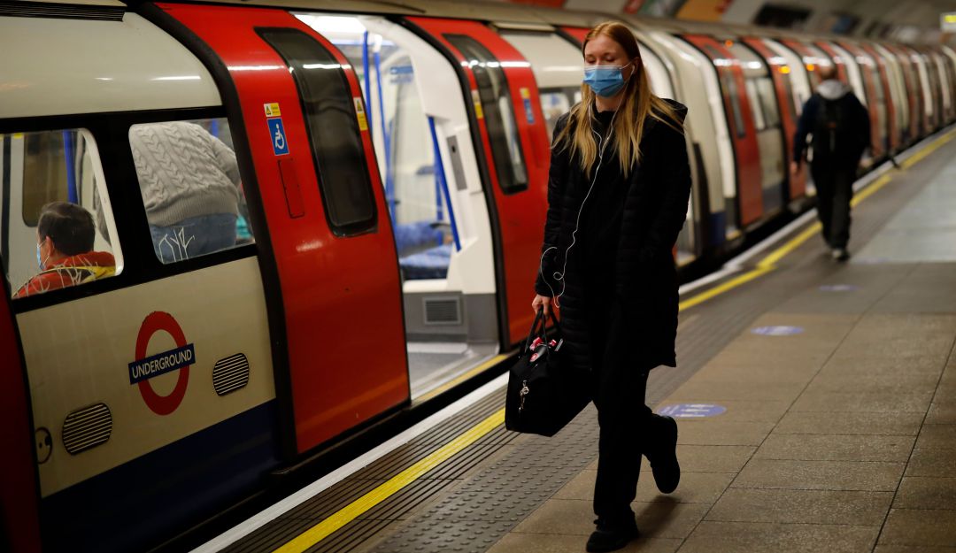 UK extiende cuarentena, pero levanta varias restricciones: Reino Unido prolonga el confinamiento pero levantará varias restricciones