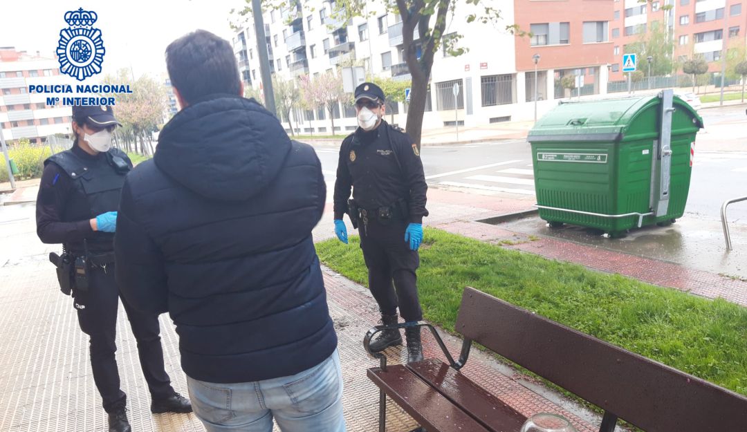 España: Hombre es multado por sacar a "pasear" a sus peces
