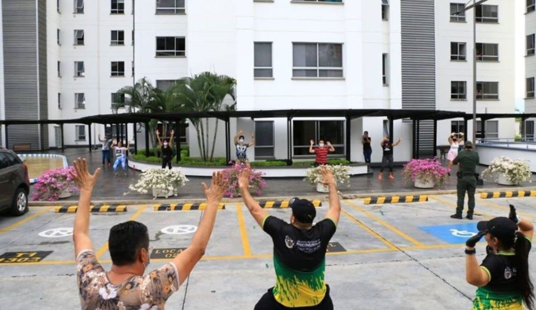 Floridablanca Salud Deportes Ejercicio Aeróbicos: Florideños hacen ejercicio en el balcón de sus apartamentos