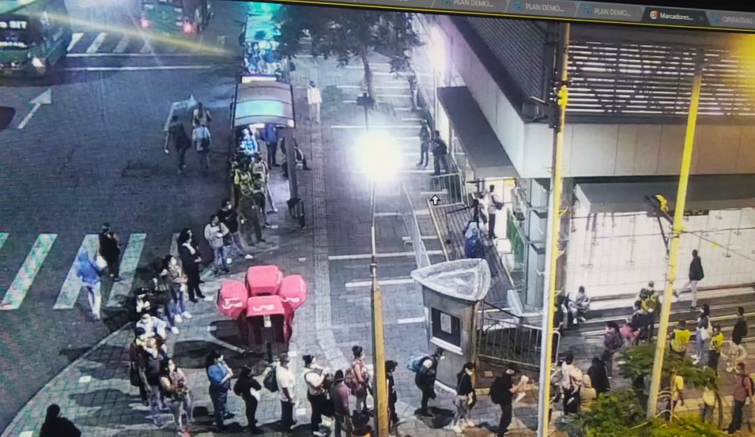 Largas filas en el Metro de Medellín al retorno laboral de algunos sectores: Largas filas en el Metro de Medellín al retorno laboral de algunos sectores