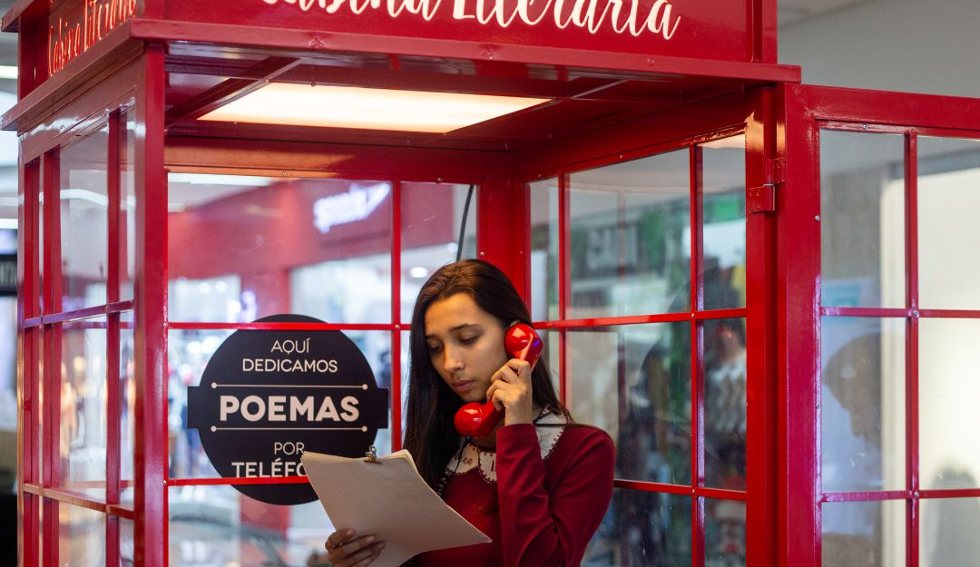 En cuarentena, dedique poemas por teléfono