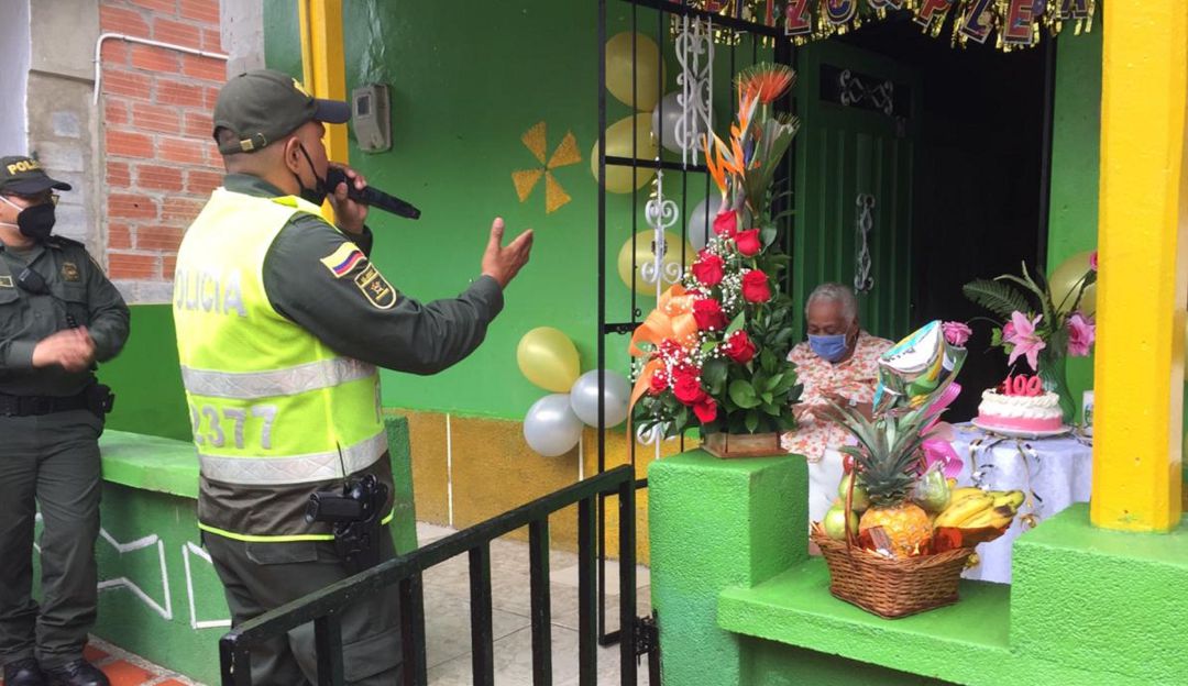 Cuarentena en Antioquia: Policía lleva serenata a mujer que cumplió 100 años de vida