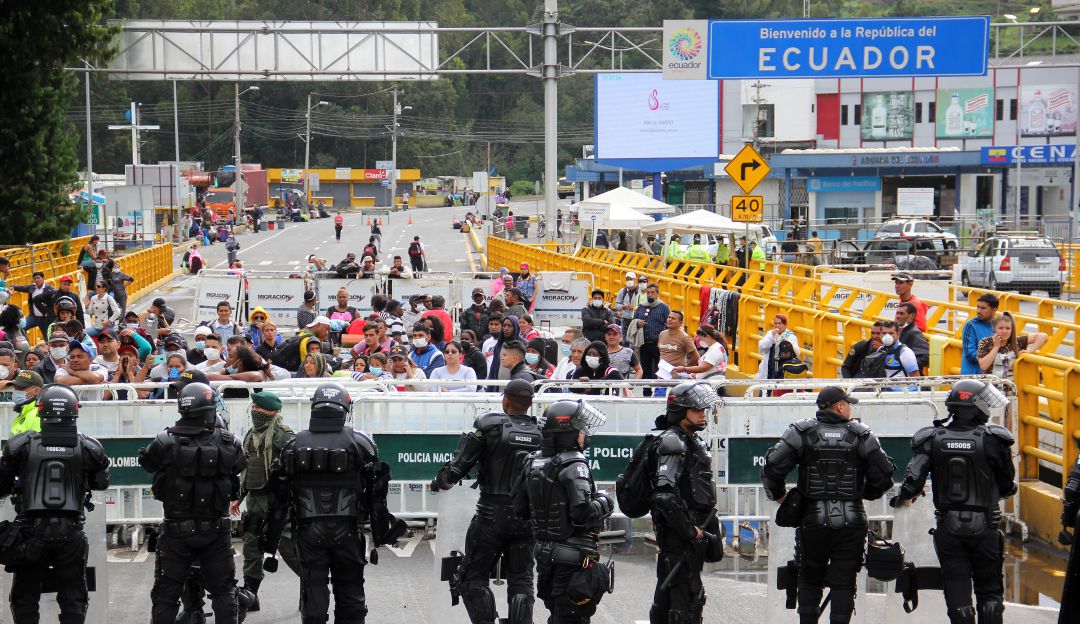 Venezolanos intentan pasar a Colombia: Migrantes intentaron pasar por la fuerza a Colombia en frontera con Ecuador