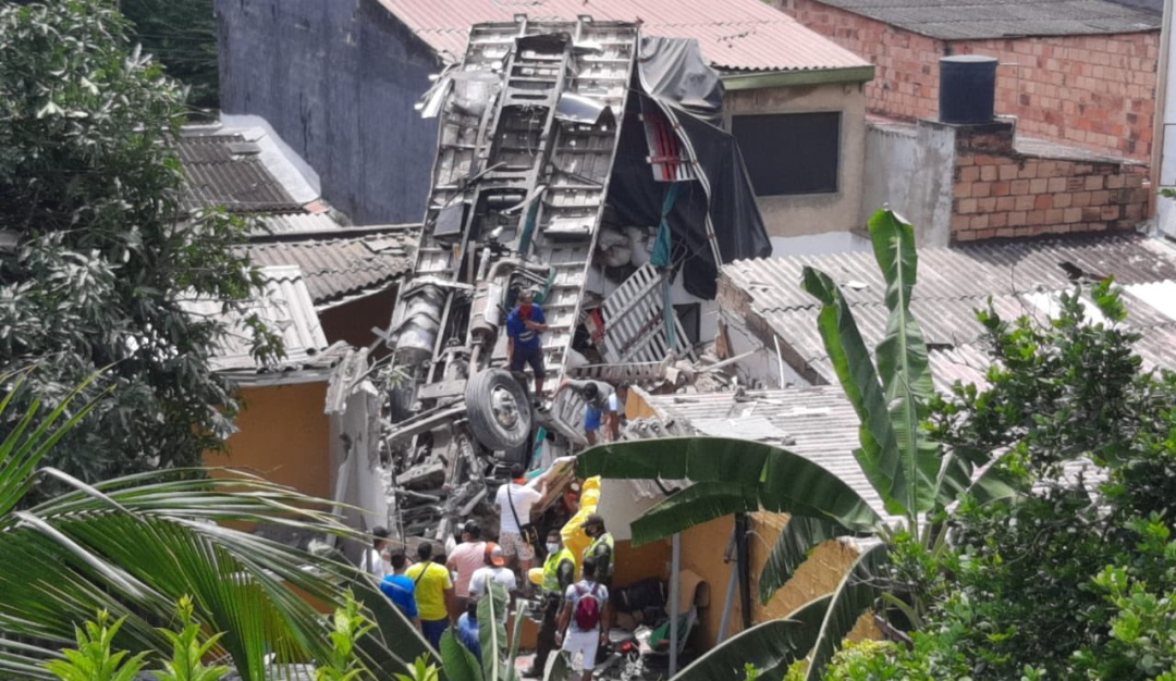 Accidente tráfico Guaduas- Bogotá: Fuerte accidente se presentó en la vía Guaduas- Bogotá
