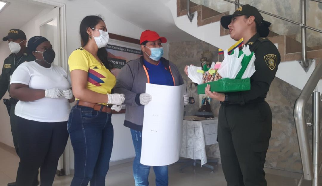 Policía en Cartagena: Profesionales de la salud entregan obsequios a policías en Cartagena