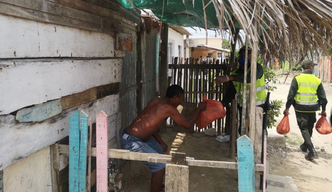 Alimentos en Cartagena: Comunidades vulnerables en Cartagena reciben donaciones de la Policía