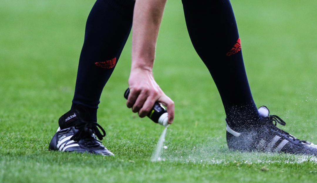 Spray demanda FIFA: El spray de los árbitros pone en jaque a la FIFA