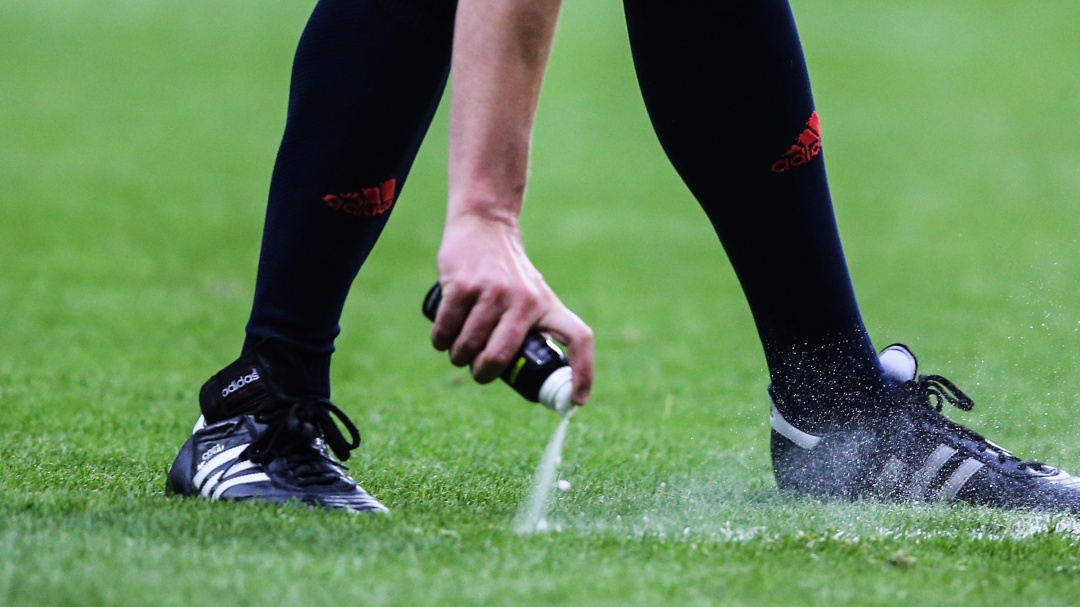 El Spray de los árbitros pone en jaque a la FIFA