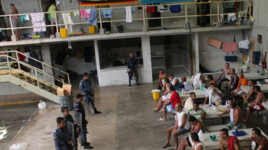 Internos de la cárcel en La Dorada piden a la guardia que se proteja