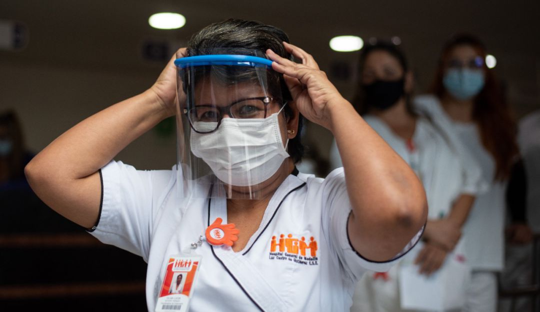 Entregan escudos faciales para proteger a médicos de Medellín
