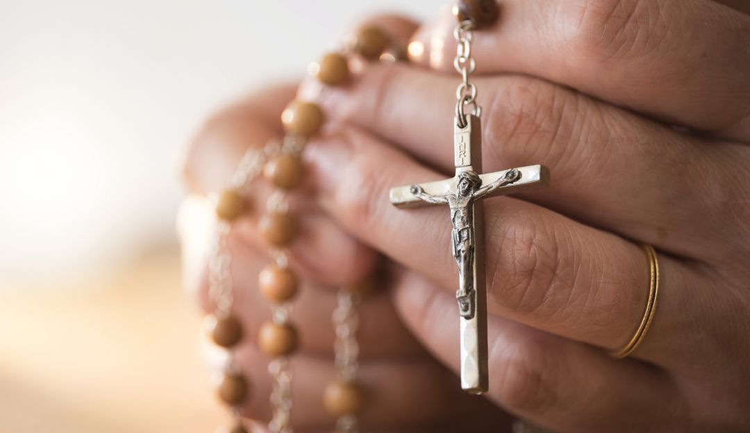 Rosario en techo de Bogotá: Monjas rezan el rosario desde el techo de una casa y con un parlante