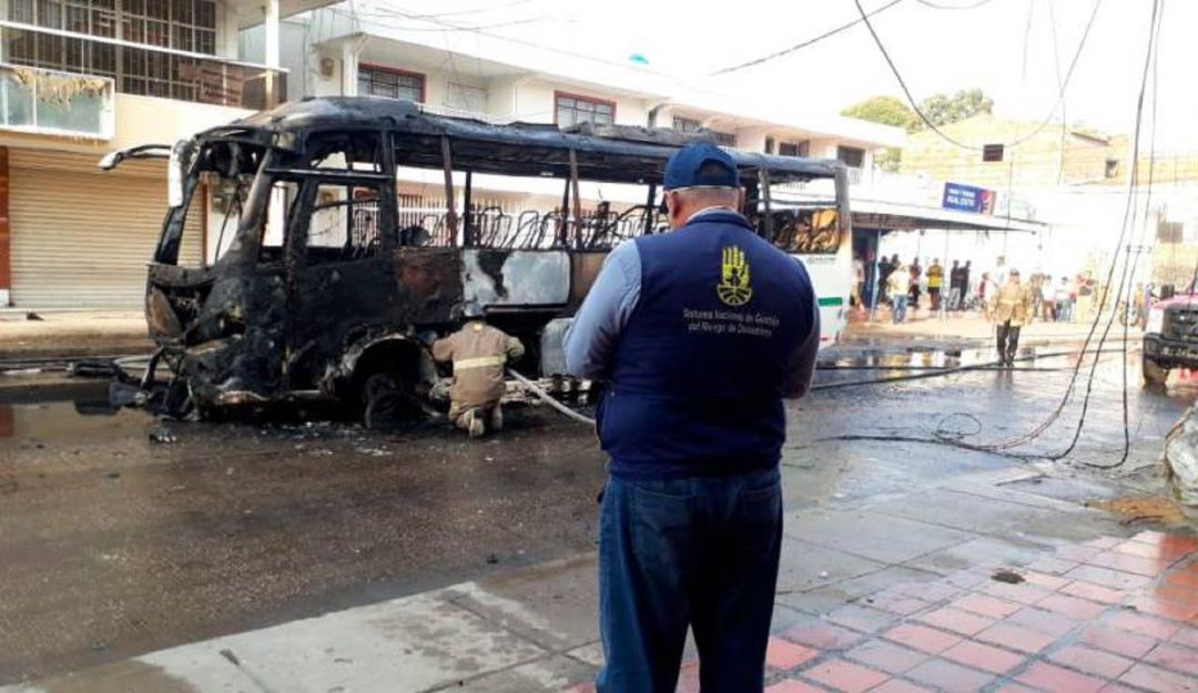Incendio en Cartagena: Emergencia por incendio de una buseta en Cartagena
