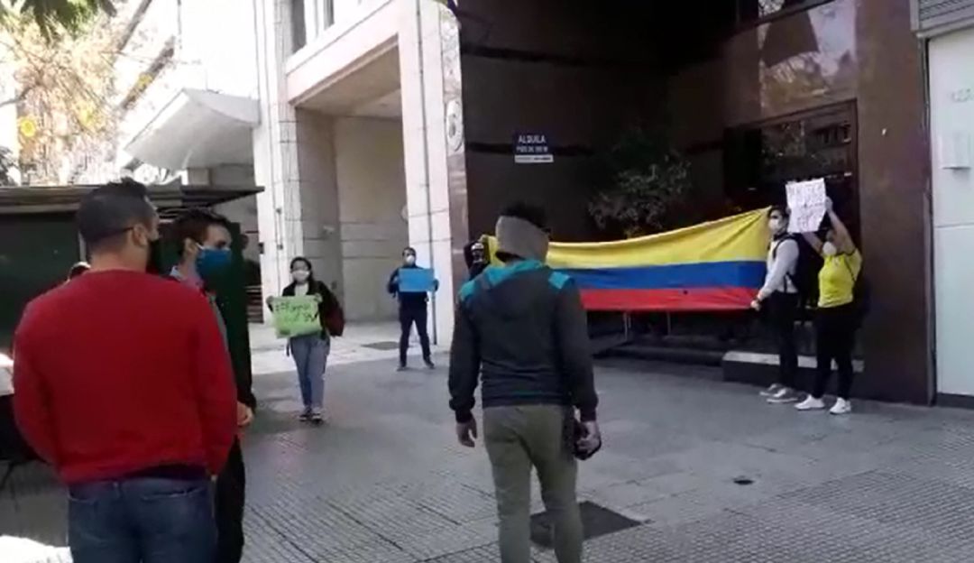 Colombianos en Argentina coronavirus: Colombianos varados en Argentina hicieron plantón pidiendo regresar al país