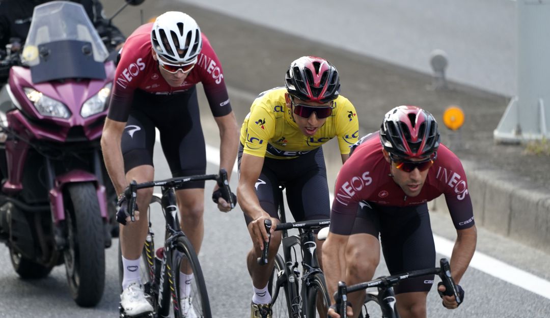 Chris Froome (izq) a la rueda de Egan Bernal (cen.). en el Saitama Criterium 2019.