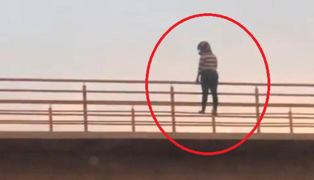Mujer se lanza de un puente peatonal en Santa Marta