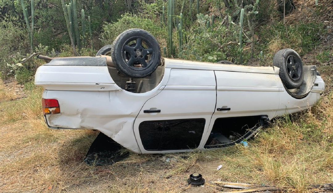 CARRO VOLTEO MOGOTES COCNEJAL PROTOCOLO PESCADERO BUCARAMANGA SAN GIL: Concejal y jefe protocolo de Mogotes se salvaron de morir