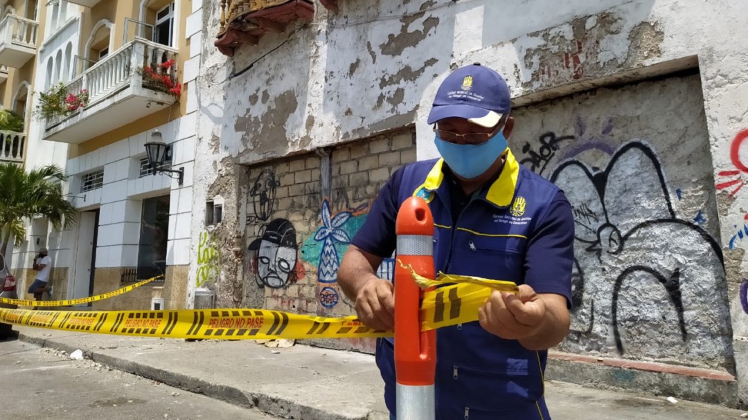 Acordonan edificio en Cartagena tras caída de maderamen de un balcón
