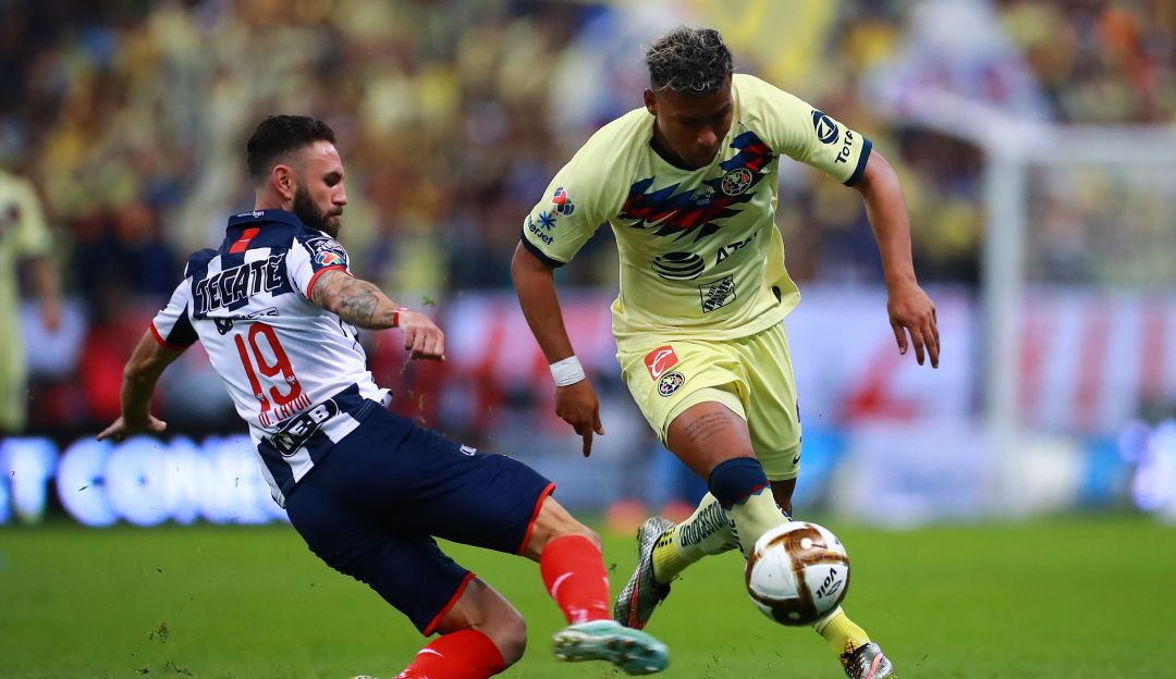 Miguel Layún (izq.) disputando un balón con el colombiano Roger Martínez (der.) en un partido de la Liga mexicana.