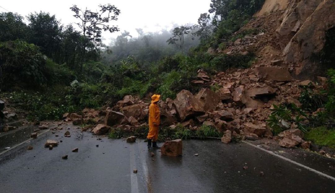 Derrumbes en Colombia: Derrumbe genera cierre en la vía Florencia - Suaza