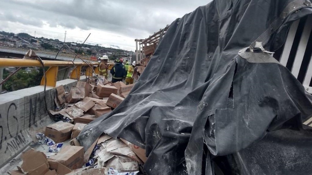 Accidente en el puente helicoidal en Calarcá dejó dos heridos