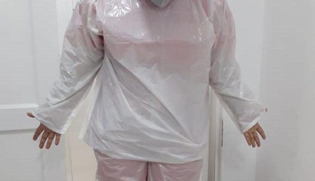 Médicos en Cartagena: Están dando trajes hechos con plástico: médicos de una clínica en Cartagena