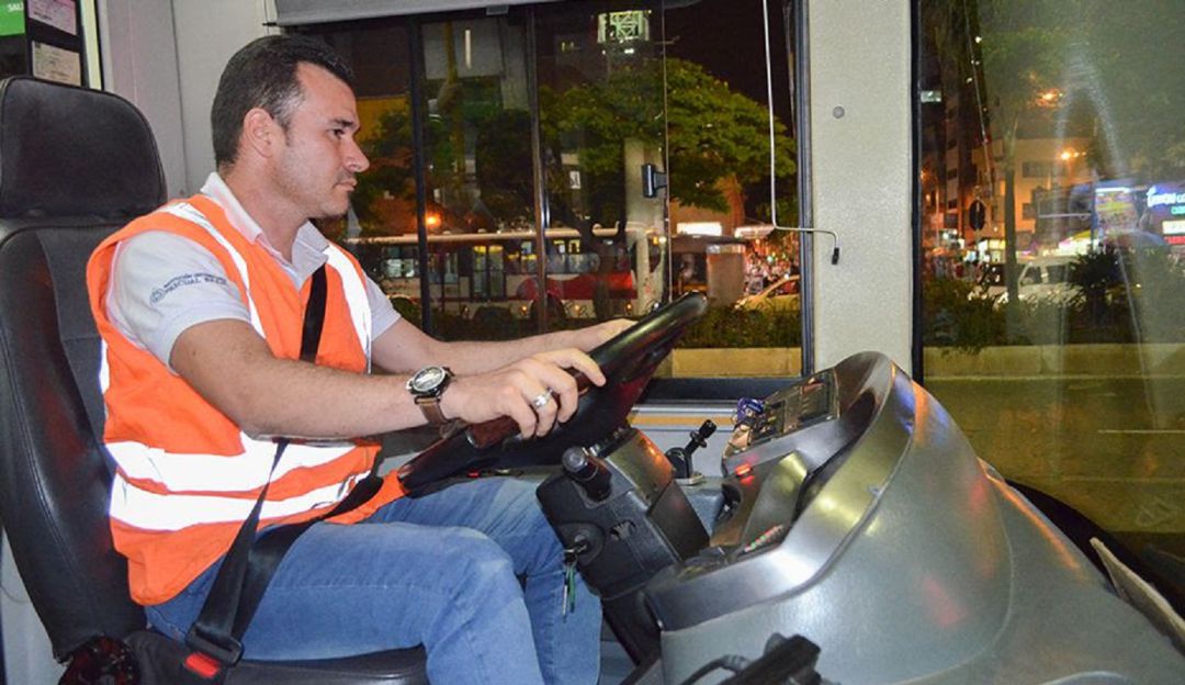 Pascual Bravo busca aprendices para conducir los buses de Metroplús: Pascual Bravo busca aprendices para conducir los buses de Metroplús