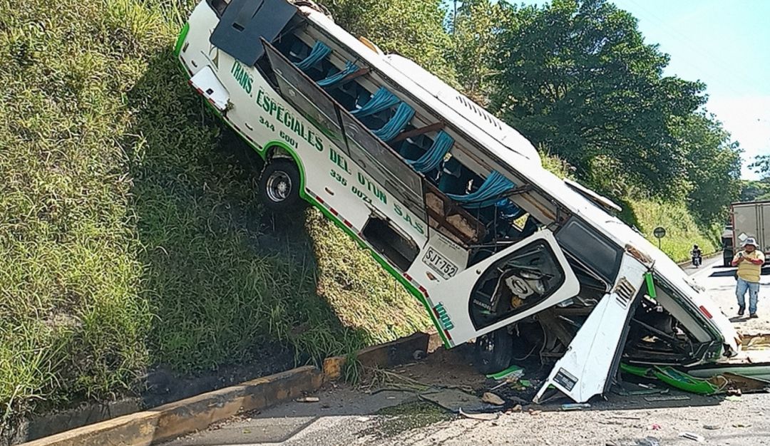 Accidente en la vía La Romelia - El Pollo: Bus de servicio especial rodó por una montaña y bloqueó vía de Pereira