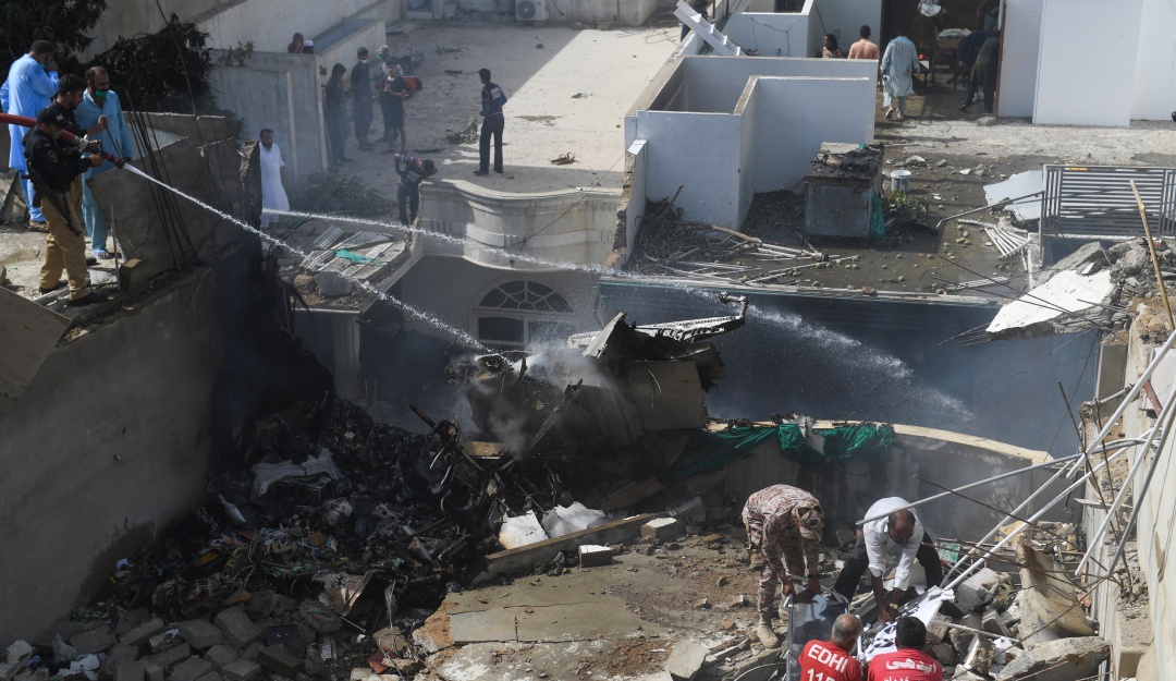 Avión caído Pakistan: Avión en Pakistán se estrelló con 107 personas a bordo