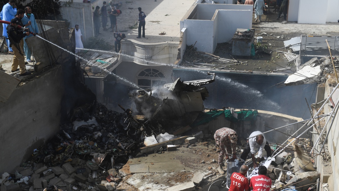 Avión en Pakistán se estrelló con 107 personas a bordo