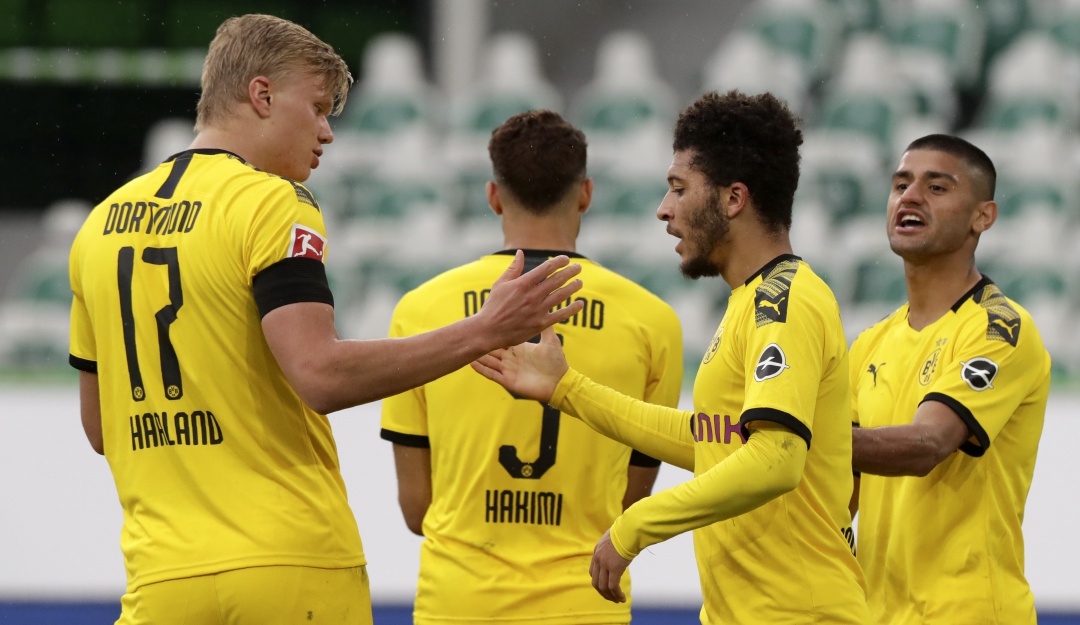 Dortmund venció al Wolfsburgo a domicilio y sigue al acecho del Bayern