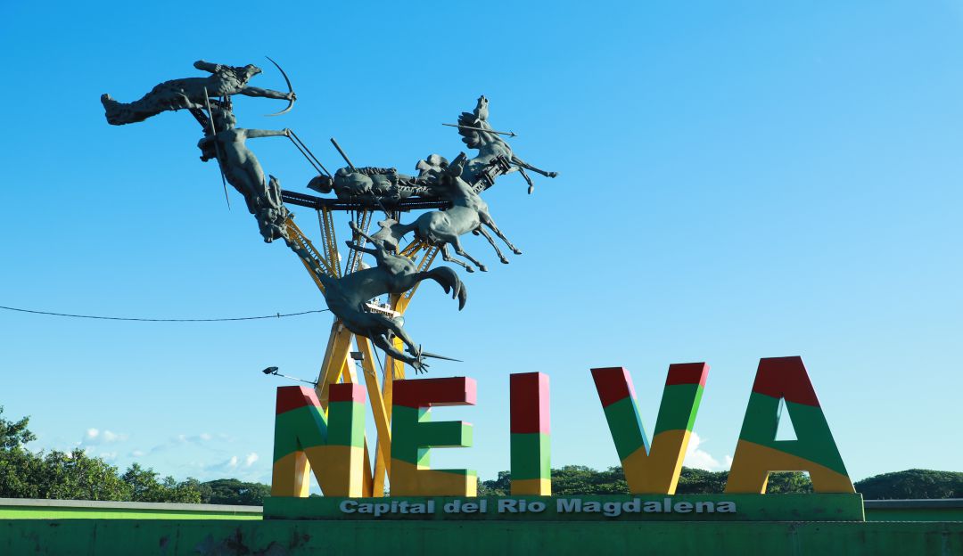 Neiva se ubica entre la Cordillera Central y Oriental, sobre la margen oriental del río Magdalena.